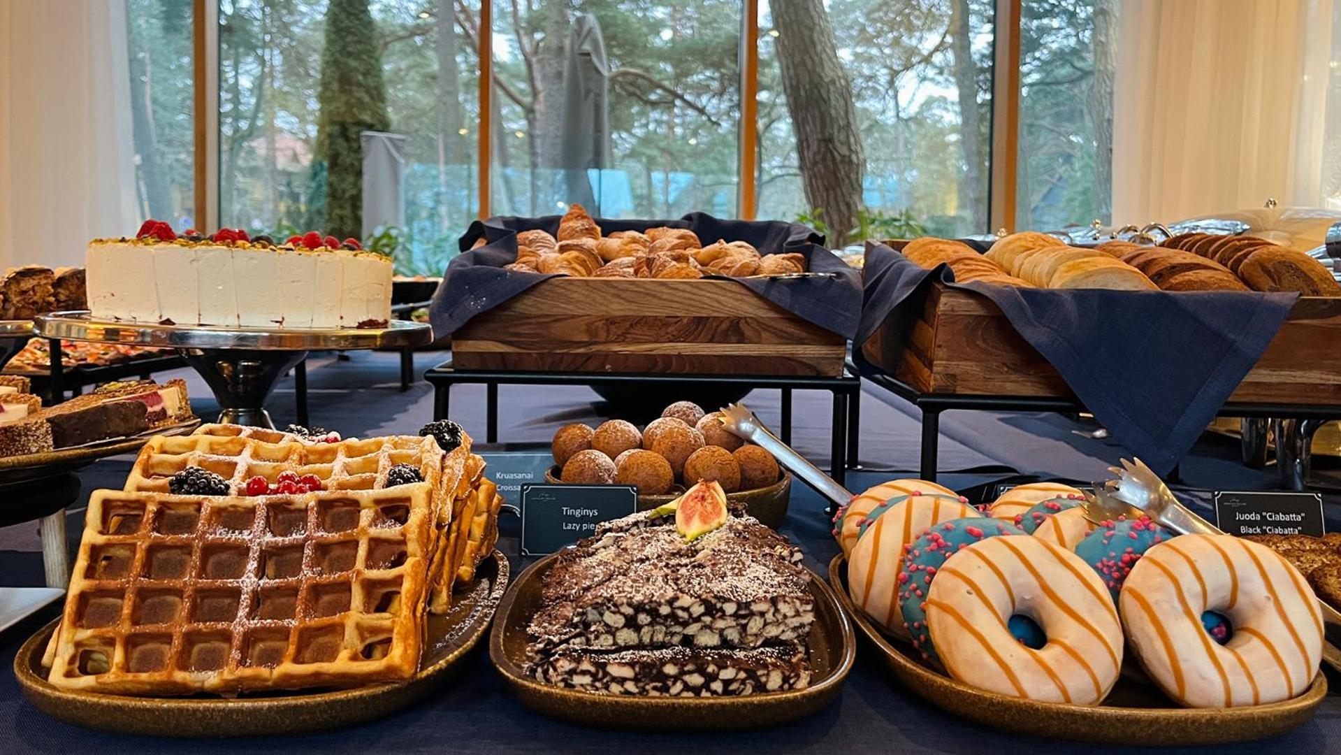 Palanga Life Balance Spa Hotel Buitenkant foto A selection of pastries at a buffet