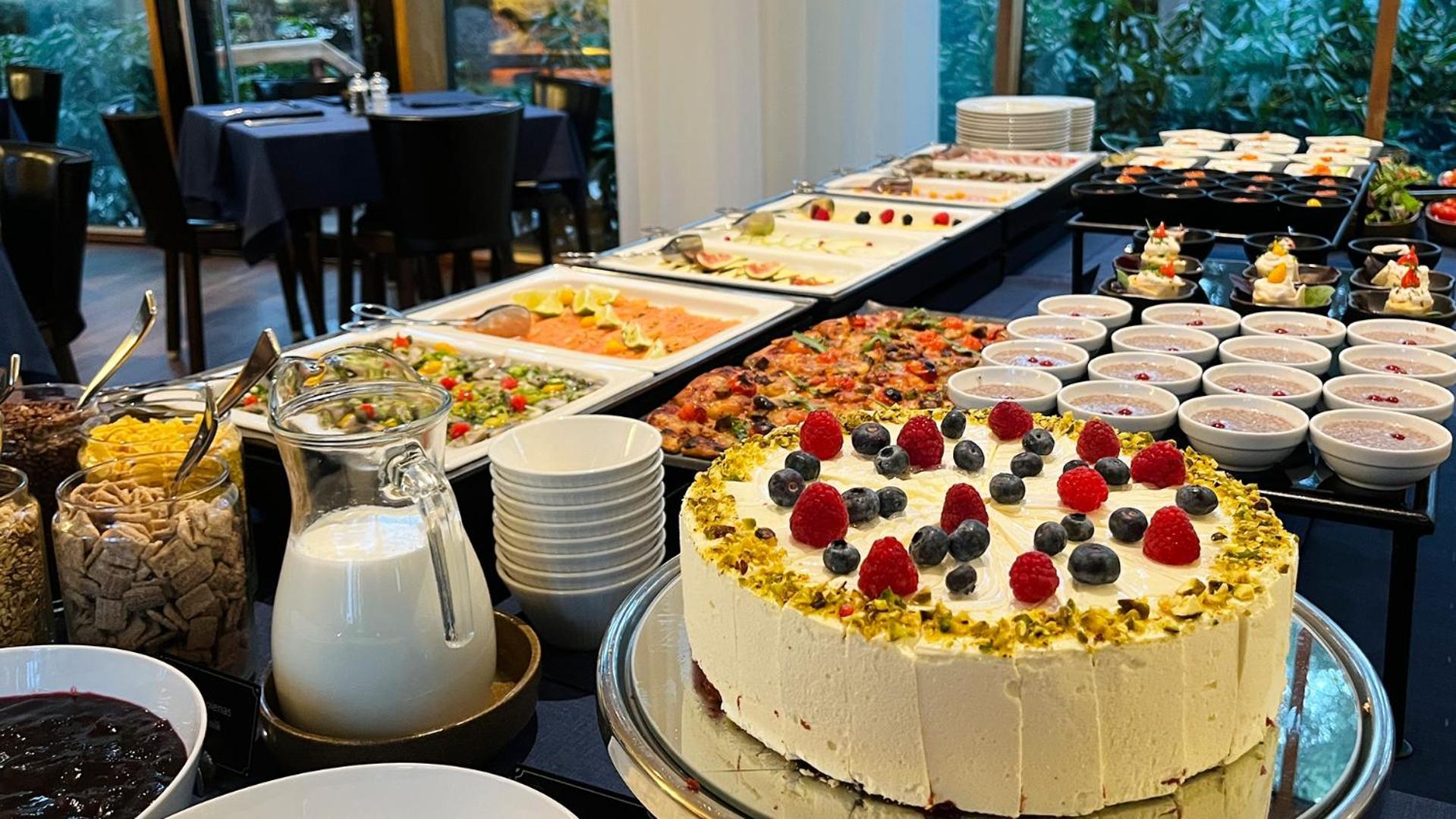 Palanga Life Balance Spa Hotel Buitenkant foto A buffet at a hotel